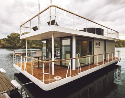 VIPliving Houseboat